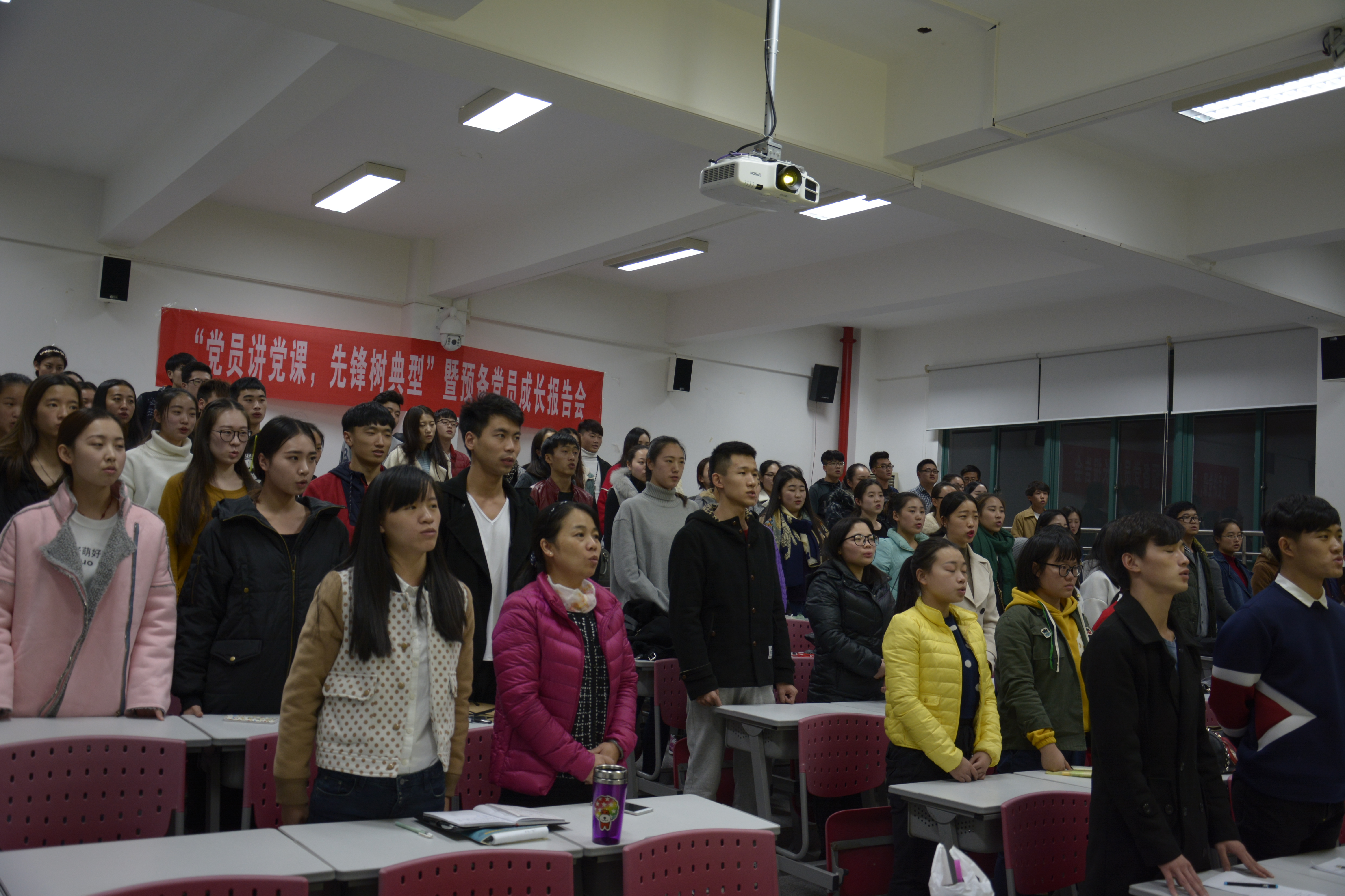 奏唱《国际歌》