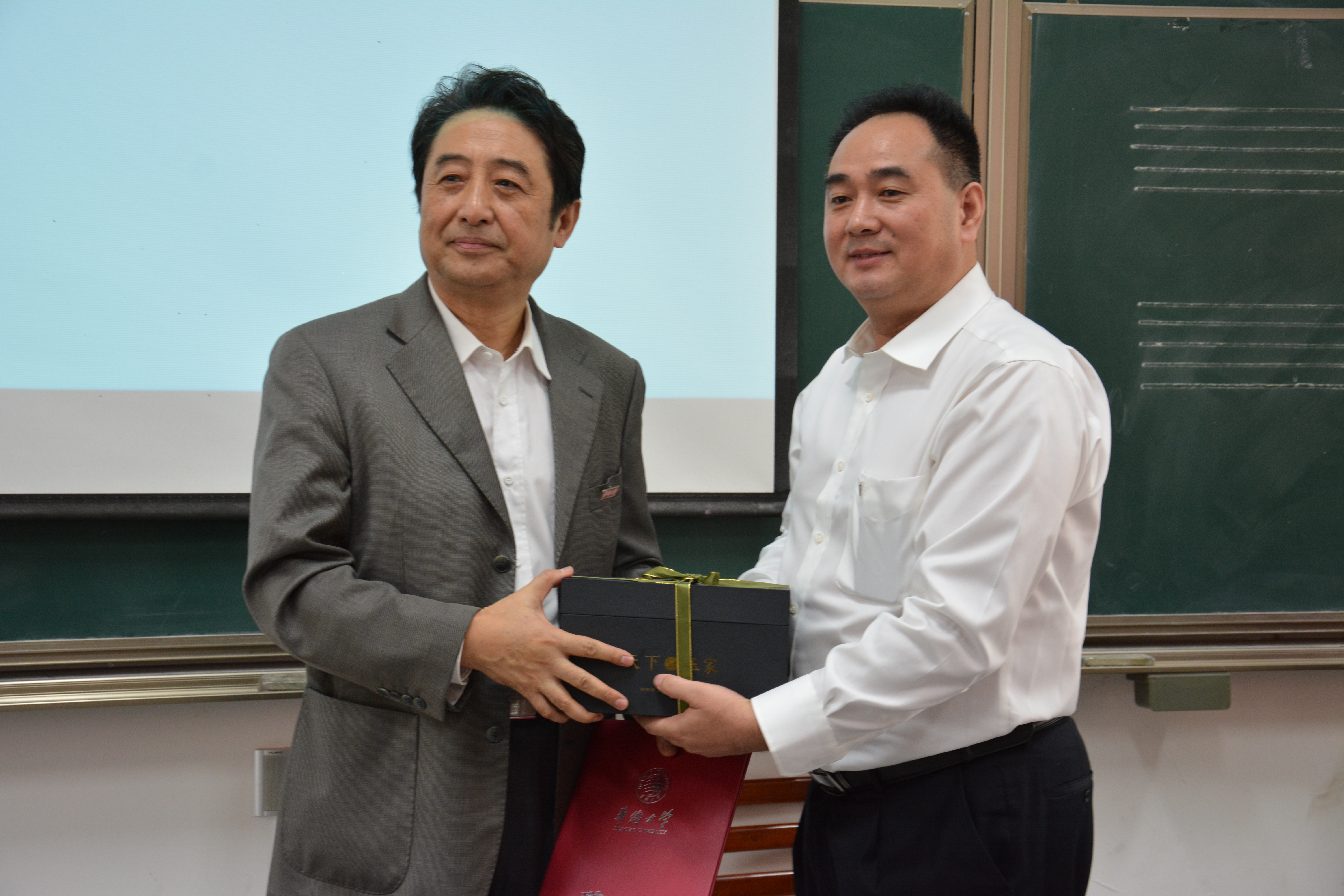马海生向杨积强赠送礼品